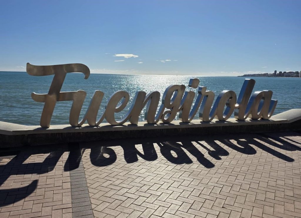 Fuengirola paseo maritimo autos flores